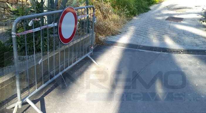 Sanremo: transenna abbandonata e buchi sulla strada, la segnalazione da un lettore in salita Poggio (Foto)