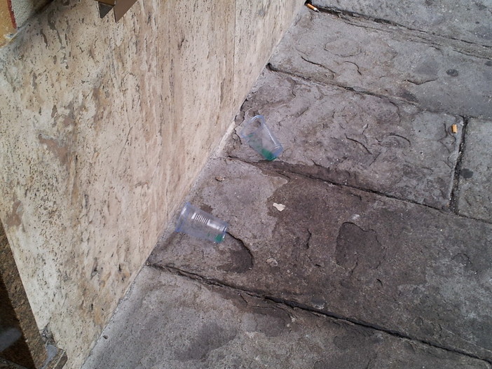 Sanremo: in piazza Bresca esplode un nuovo caso, negozio di abbigliamento si scaglia contro un bar attiguo Sanremo: in piazza Bresca esplode un nuovo caso, negozio di abbigliamento si scaglia contro un bar attiguo