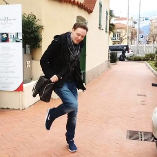 Bordighera: gruppo Facebook produce video sul balletto della Tim, tutta la città balla come Swen (Video) Bordighera: gruppo Facebook produce video sul balletto della Tim, tutta la città balla come Swen (Video)