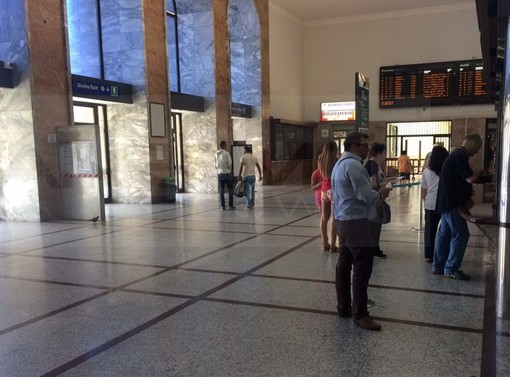 Agente sgombera un migrante dalla stazione a Ventimiglia: intervento di Forza Nuova Sanremo