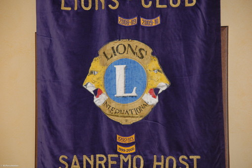 Assegno dei Lions Club del Ponente per il Consultorio familiare della Pigna di Sanremo Assegno dei Lions Club del Ponente per il Consultorio familiare della Pigna di Sanremo
