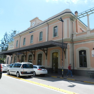 Dopo gli atti di vandalismo sui treni in transito, vasto controllo delle Forze dell'Ordine sul territorio