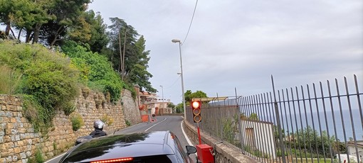 Sanremo: semaforo da due mesi per una caduta massi ma nessun lavoro in via Val D'Olivi (Foto)