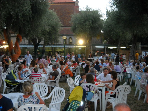 Dal 12 al 15 luglio ai Giardini Lowe di Bordighera torna l'appuntamento con la "Sagra del Pesce - Sotto gli Ulivi" Dal 12 al 15 luglio ai Giardini Lowe di Bordighera torna l'appuntamento con la "Sagra del Pesce - Sotto gli Ulivi"