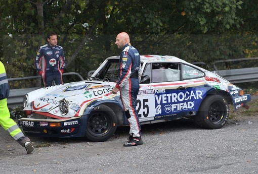 Sanremo: incidente al Rally Storico, esce fuoristrada Brazzoli-Fenoli, auto distrutta ma equipaggio ok (Foto e Video)