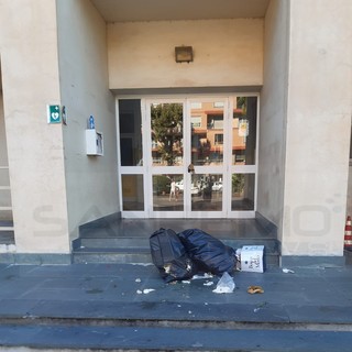 Ventimiglia: sacchi dell'immondizia gettati sull'ingresso del Comune, dispetto o protesta per il servizio? (Foto)