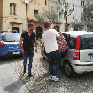 Sanremo: sequestrate dalla Polizia 500 false griffes al noto Tonino Alberino, valore circa 500mila euro (Foto) Sanremo: sequestrate dalla Polizia 500 false griffes al noto Tonino Alberino, valore circa 500mila euro (Foto)