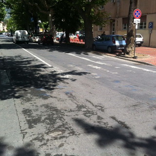 Strisce pedonali “fantasma” in via Veneto a Ventimiglia, “Si intervenga prima che si verifichino gravi incidenti”