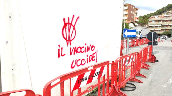 Vallecrosia: nuove scritte 'No Vax' nell'estremo ponente, colpito il drive through all'ex mercato (Foto) Vallecrosia: nuove scritte 'No Vax' nell'estremo ponente, colpito il drive through all'ex mercato (Foto)