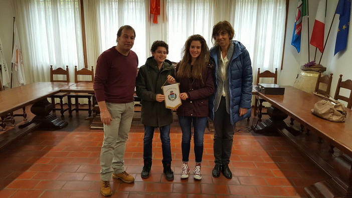 Dolceacqua: visita degli alunni della 3a B in Comune per la 'settimana didattica alternativa' (Foto) Dolceacqua: visita degli alunni della 3a B in Comune per la 'settimana didattica alternativa' (Foto)
