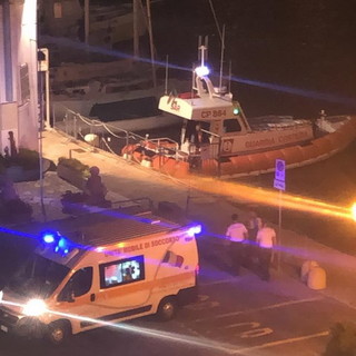Donna cuneese tenta il suicidio in mare davanti a Ventimiglia: salvata dalla Guardia Costiera