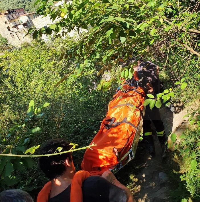 Rocchetta Nervina: francese 26enne si tuffa da 8 metri ai 'Laghetti' e si rompe il femore, portato in ospedale (Foto)