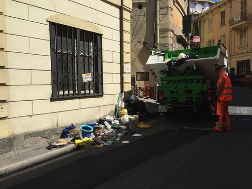 La spazzatura abbandonata in corso Inglesi La spazzatura abbandonata in corso Inglesi