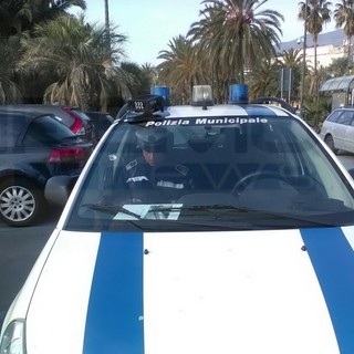 Sanremo: inizio estate molto caldo per lo 'Street control', in 40 giorni 125 auto senza assicurazione e 285 senza revisione Sanremo: inizio estate molto caldo per lo 'Street control', in 40 giorni 125 auto senza assicurazione e 285 senza revisione