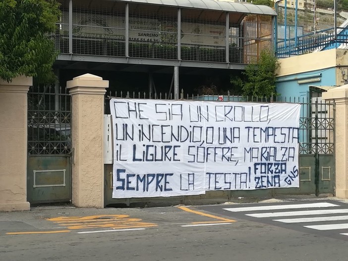 Crollo del ponte sul Polcevera: uno striscione dei tifosi della Sanremese appeso allo stadio 'Comunale' (Foto) Crollo del ponte sul Polcevera: uno striscione dei tifosi della Sanremese appeso allo stadio 'Comunale' (Foto)