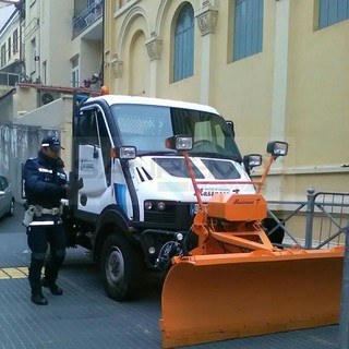 Allerta Meteo sulla provincia: inizia a nevischiare, il responsabile Arpal sugli eventi previsti, ed a Sanremo arrivano gli spazzaneve (Foto e Video)