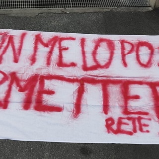 'Non me lo posso permettere': striscione degli studenti liguri protestano contro il caro scuola 'Non me lo posso permettere': striscione degli studenti liguri protestano contro il caro scuola
