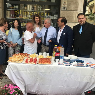 Elezioni Imperia: lunga passeggiata con tutti i commercianti di Borgo San Moro, ieri sera per Claudio Scajola Elezioni Imperia: lunga passeggiata con tutti i commercianti di Borgo San Moro, ieri sera per Claudio Scajola