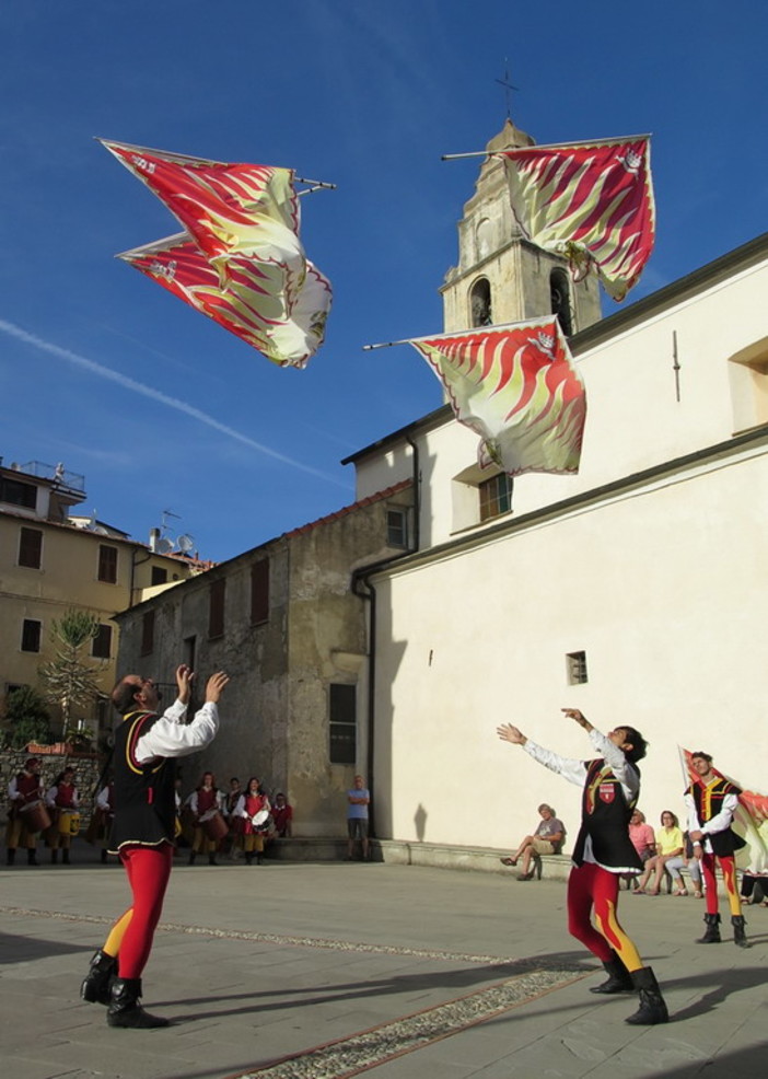 Cipressa: ieri manifestazione con gli sbandieratori di Ventimiglia, le foto di un nostro lettore