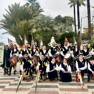 Sbandieratori e Musici Città di Ventimiglia alla passeggiata storica per il centro di Sanremo