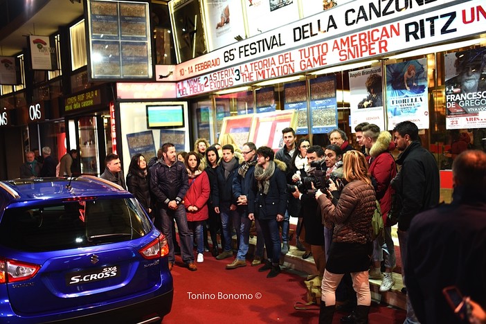 #Sanremo2015: girato ieri sera davanti all'Ariston spot della Suzuki con ragazzi di Sanremo