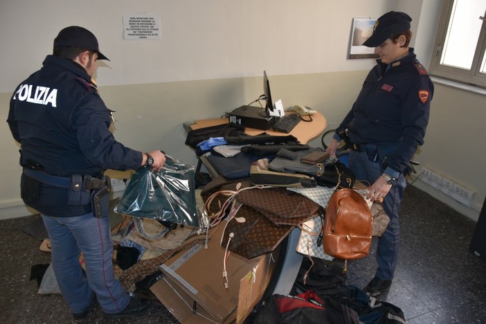 Parte della merce sequestrata