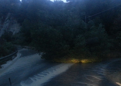 Sanremo: classico 'fiume d'acqua' sulla strada di Valle Armea verso la casa circondariale Sanremo: classico 'fiume d'acqua' sulla strada di Valle Armea verso la casa circondariale