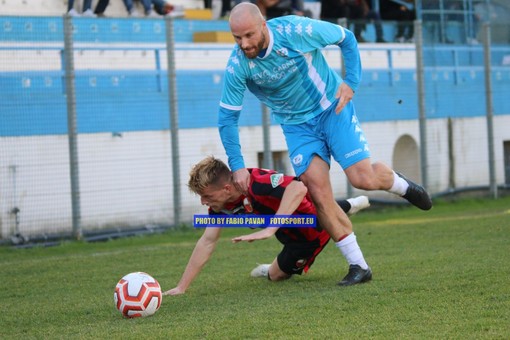 Simone Bregliano in azione con la maglia della Sanremese