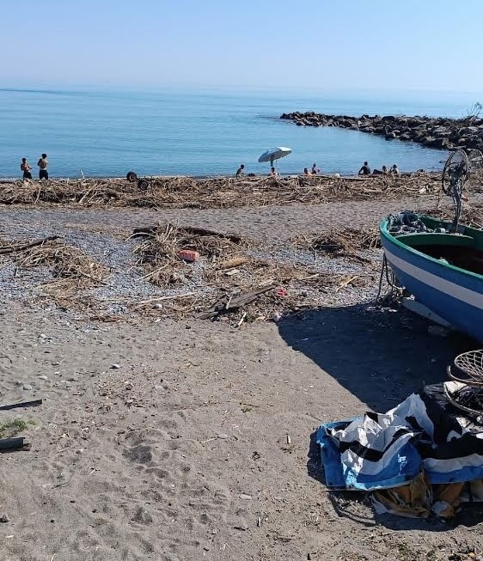 Rifiuti in spiaggia a Ventimiglia, il PD: “Tronchi, lamiere, pneumatici ad attendere i turisti” Rifiuti in spiaggia a Ventimiglia, il PD: “Tronchi, lamiere, pneumatici ad attendere i turisti”