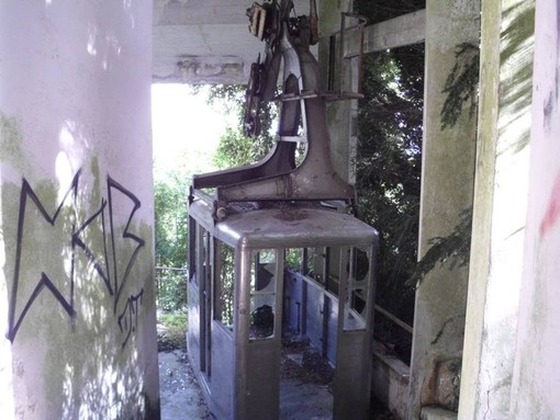Una delle cabine della ex funivia Una delle cabine della ex funivia