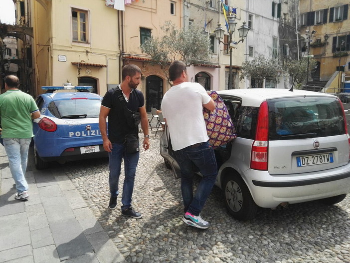 Sanremo: sequestrate dalla Polizia 500 false griffes al noto Tonino Alberino, valore circa 500mila euro (Foto) Sanremo: sequestrate dalla Polizia 500 false griffes al noto Tonino Alberino, valore circa 500mila euro (Foto)