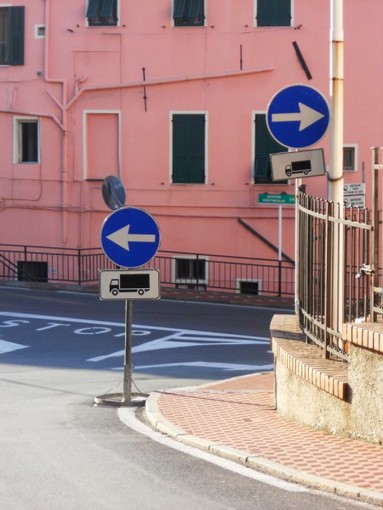 Imperia: confusione con i cartelli stradali tra via Berio e via Agnesi, la risposta della Polizia Municipale