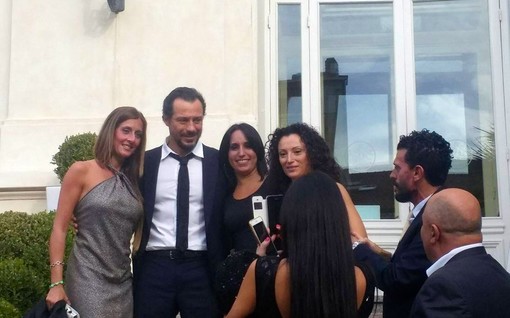 Sanremo: grande accoglienza di fan e comparse per Stefano Accorsi al Casinò, oggi le riprese del nuovo film di Sergio Castellitto (foto) Sanremo: grande accoglienza di fan e comparse per Stefano Accorsi al Casinò, oggi le riprese del nuovo film di Sergio Castellitto (foto)