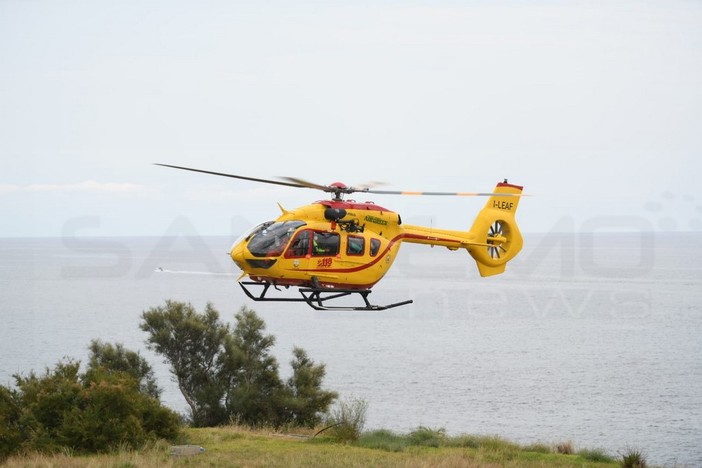 Bordighera: mette in salvo due persone e si sente male, bagnino trasportato in elicottero al Santa Corona di Pietra Ligure Bordighera: mette in salvo due persone e si sente male, bagnino trasportato in elicottero al Santa Corona di Pietra Ligure