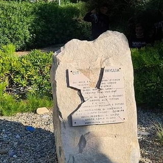 Ventimiglia: atto vandalico ai danni della targa per i Martiri delle Foibe, duro attacco di Paolo Strescino (FdI)