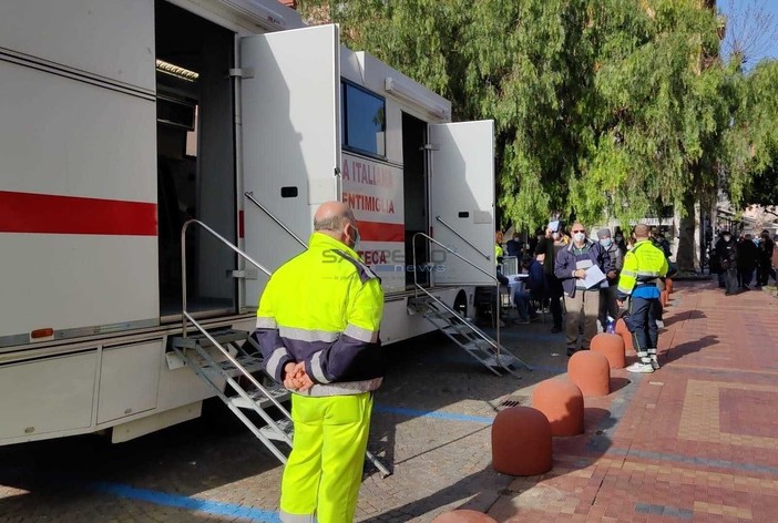 Ventimiglia: terminata la prima giornata di tamponi, sui 213 eseguiti solo due sono risultati positivi (Foto e Video)