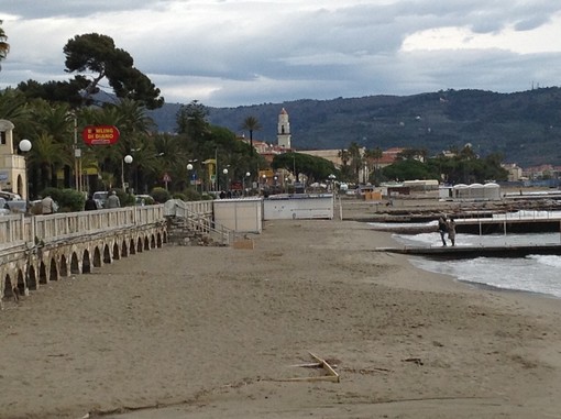 Diano Marina: Blitz all'ufficio tecnico del Comune, nel mirino della Procura il mancato smontaggio delle spiagge e le mancate autorizzazioni ambientali Diano Marina: Blitz all'ufficio tecnico del Comune, nel mirino della Procura il mancato smontaggio delle spiagge e le mancate autorizzazioni ambientali