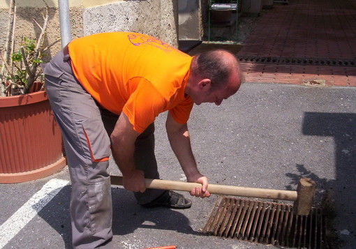 Santo Stefano al Mare: operaio comunale libera una rondine intrappolata in un tombino