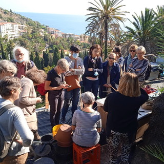 Bordighera: studenti parigini ospiti della ‘A’ Cumpagnia d’à Parmura’ in visita al Palmeto del Beodo