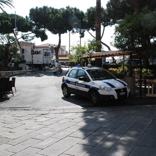 Sanremo: ristoratore di piazza Bresca minacciato da un questuante "Ti spacco le gambe e ti do fuoco al locale!" Sanremo: ristoratore di piazza Bresca minacciato da un questuante "Ti spacco le gambe e ti do fuoco al locale!"