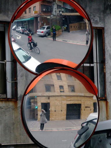 Imperia: due nuovi specchi parabolici in via Ferdinando Scajola per migliorare la visiblità agli automobilisti