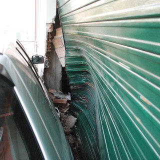 Sanremo: perde il controllo dell'auto e sfonda una serranda in via Duca degli Abruzzi