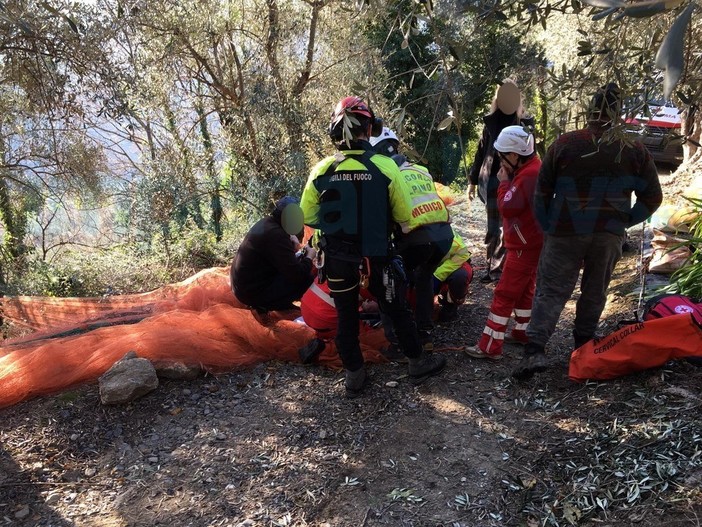 Pieve di Teco: uomo cade in campagna nella zona di Ranzo, intervento dell'elicottero (Foto) Pieve di Teco: uomo cade in campagna nella zona di Ranzo, intervento dell'elicottero (Foto)