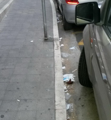 Sanremo: via Martiri piena di rifiuti dopo il mercato del sabato, la mail e le foto di un nostro lettore