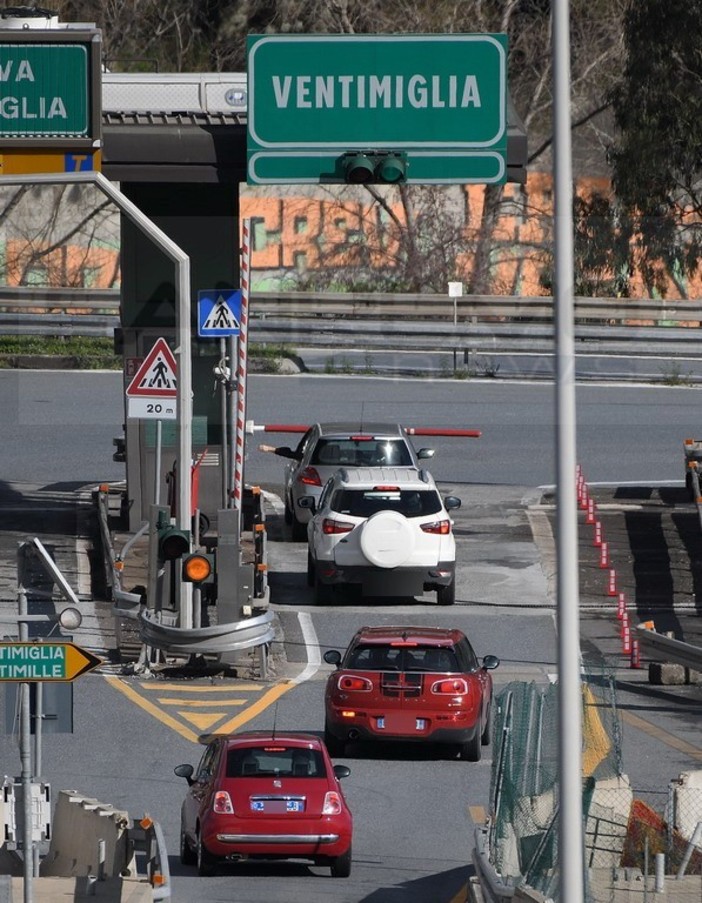 Transito eccessivo di francesi al confine verso l'Italia: oggi riunione on line tra le forze dell'ordine e il Prefetto Transito eccessivo di francesi al confine verso l'Italia: oggi riunione on line tra le forze dell'ordine e il Prefetto