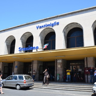 Ventimiglia: 1.200 griffes fasulle sequestrate stamattina alla stazione a 20 'vù cumprà' che arrivavano da Genova