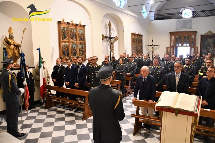 Imperia: la Guardia di Finanza celebra San Matteo nella chiesa di Nostra Signora di Loreto a Oneglia Imperia: la Guardia di Finanza celebra San Matteo nella chiesa di Nostra Signora di Loreto a Oneglia