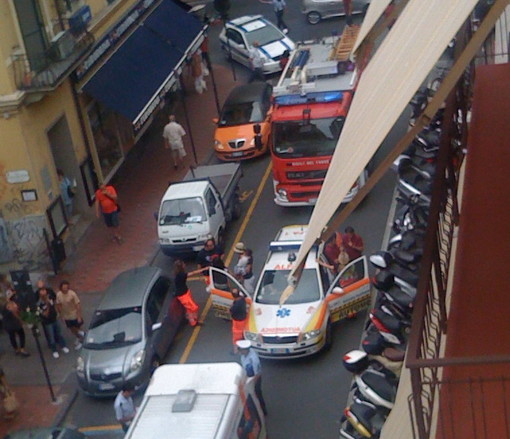 Ventimiglia: bambina lasciata chiusa in auto in via Ruffini, intervento della polizia