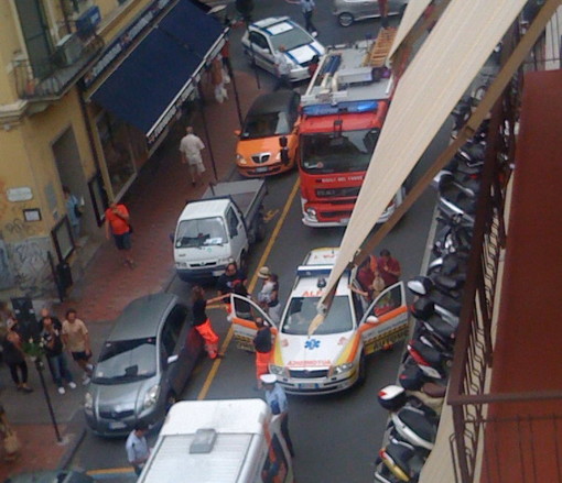Ventimiglia: bambina lasciata chiusa in auto in via Ruffini, intervento della polizia Ventimiglia: bambina lasciata chiusa in auto in via Ruffini, intervento della polizia