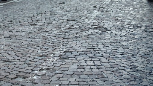 Sanpietrini di Via Manzoni a Sanremo, una lettrice: "Speriamo che questa volta sappiano come fare!"